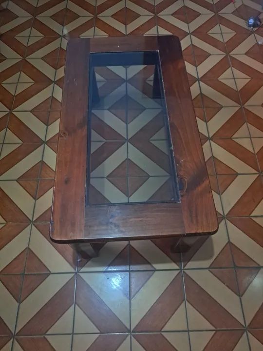 Mesa de centro em madeira com tampo de vidro - Foto 4