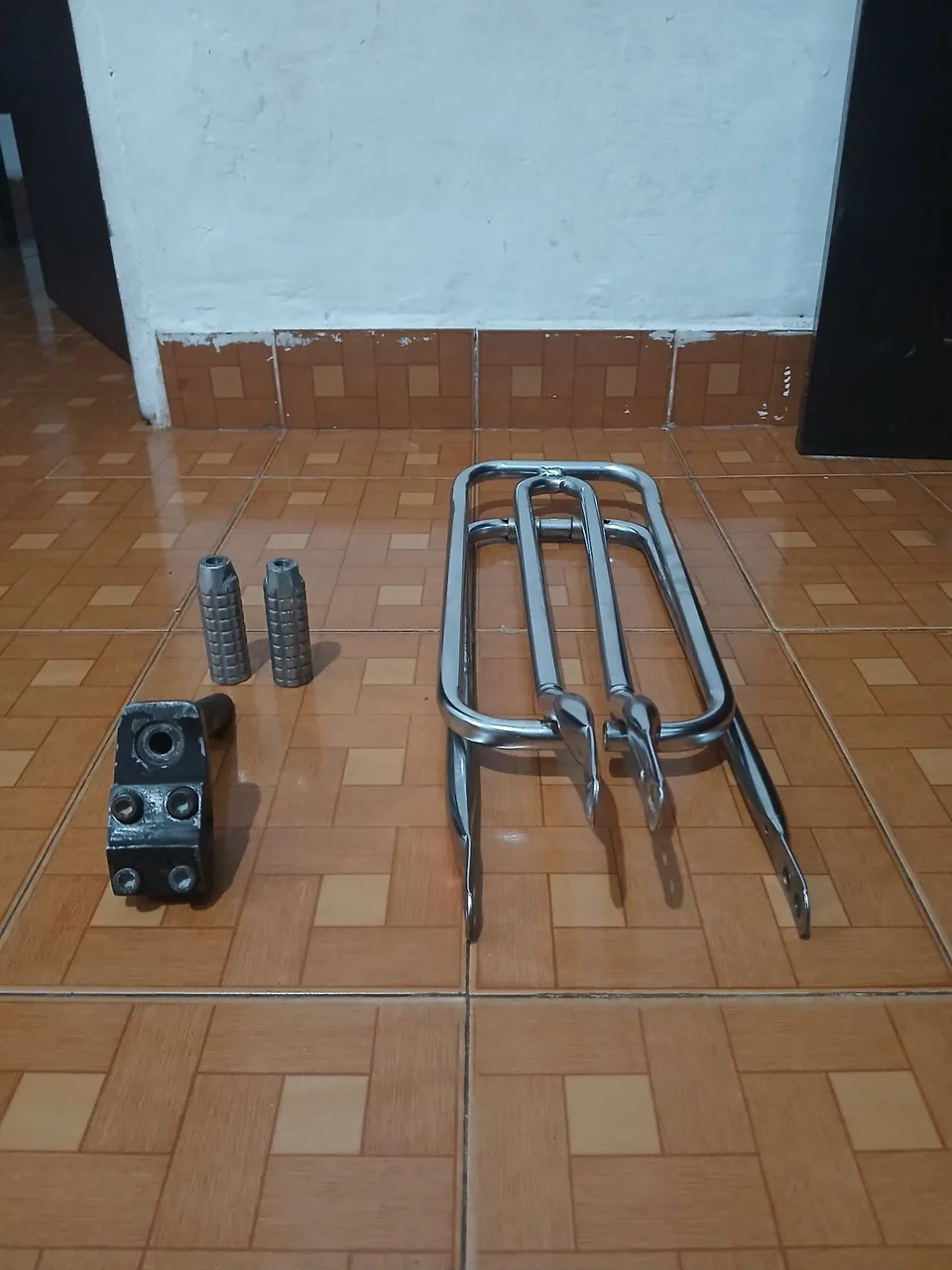 Vendo garupa ,mesinha e apoio por 70:obs vendo separado também