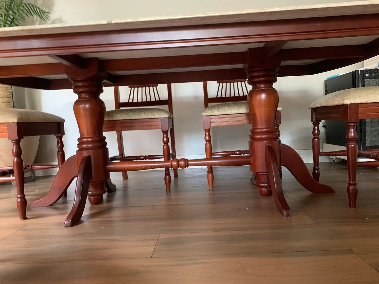 Mesa de madeira maciça, tampo de mármore  - Foto 3