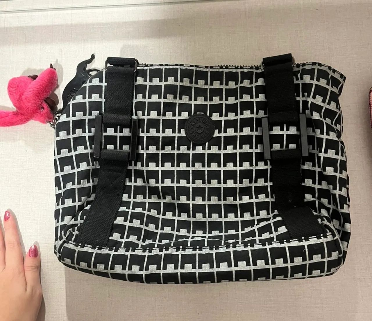 Vendo bolsa Kipling preta e branca, linda e espaçosa 