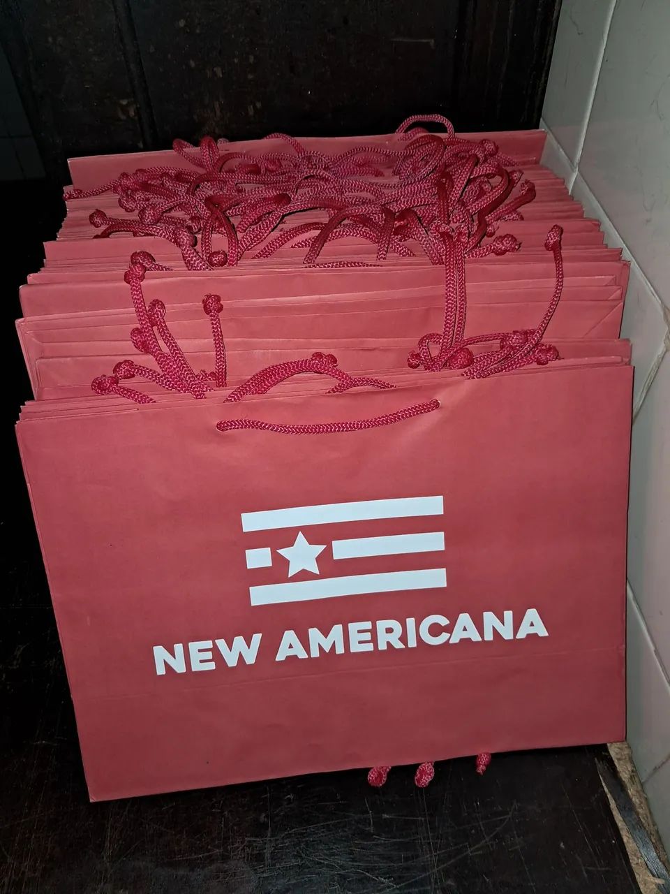 600 sacolas papel e cruzetas plástico para brechó - Foto 2