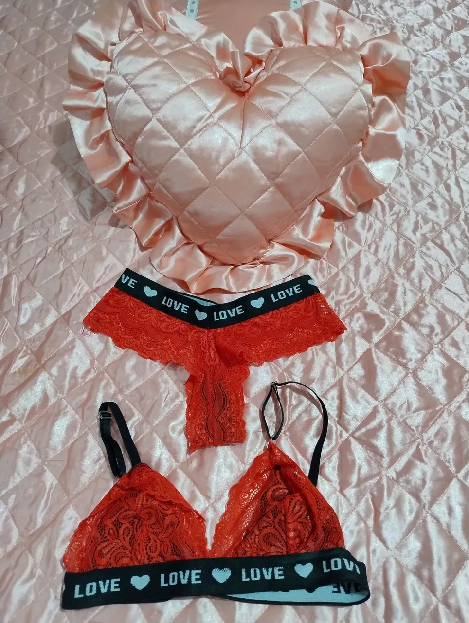 Conjunto Lingerie Vermelho Romântico com Detalhes em Renda