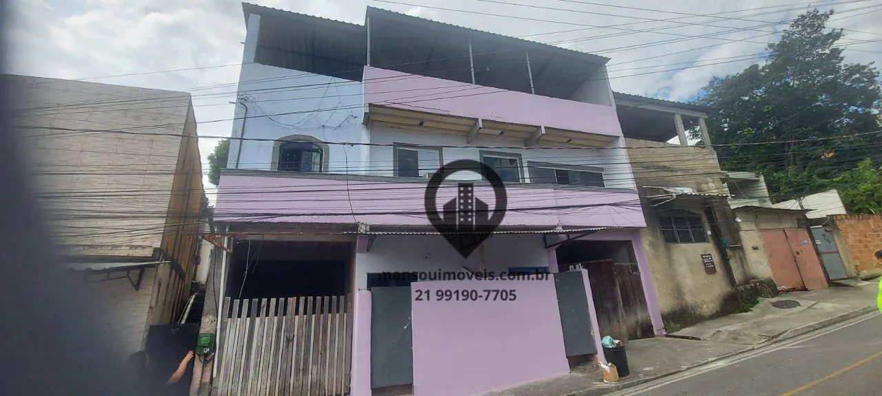 Casa triplex com 2 kitnets, terraço, garagem, próxima a estr do Magarça
