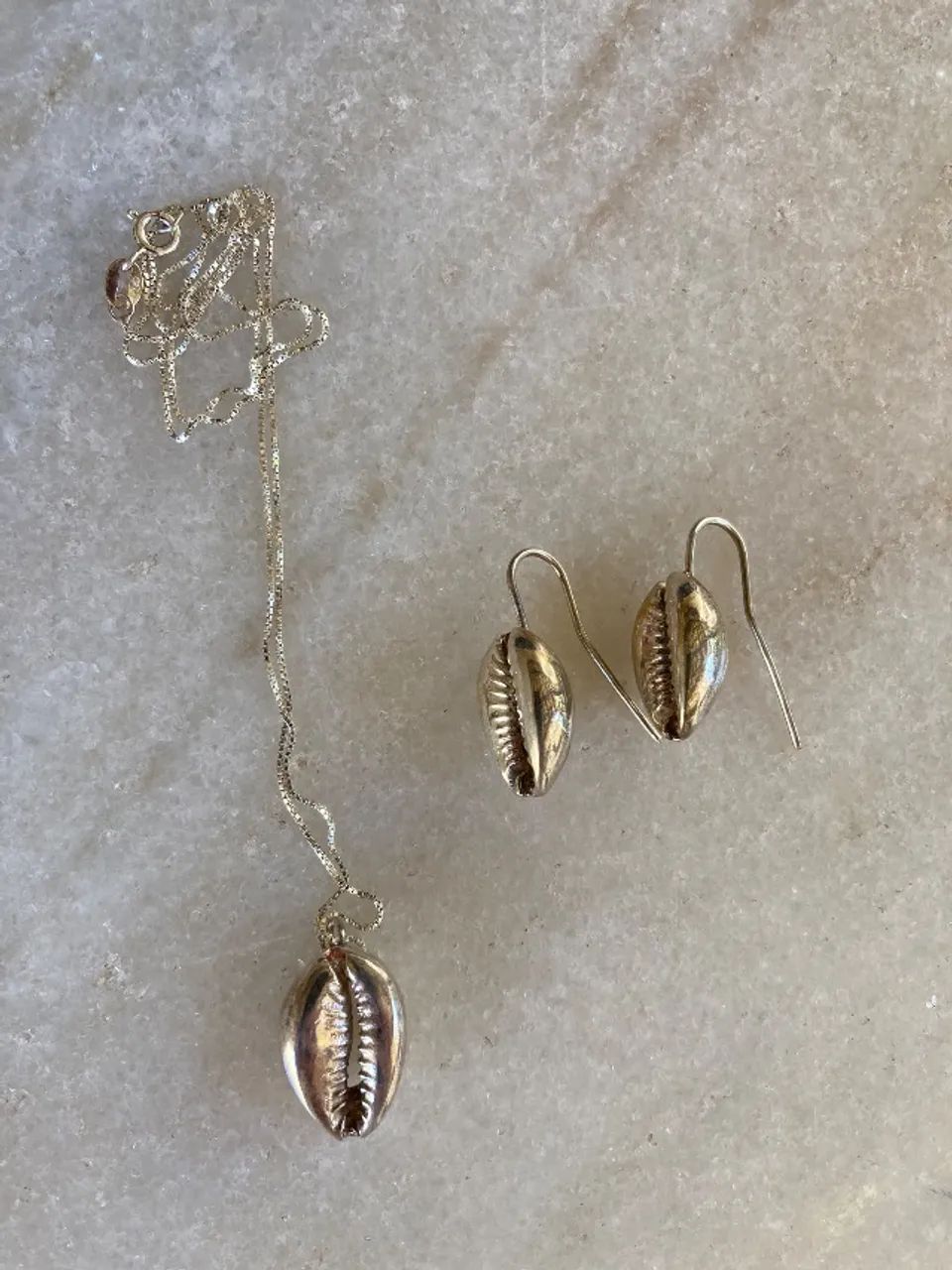 Conjunto de prata  com brincos e colar com pingente de búzio. - Foto 5