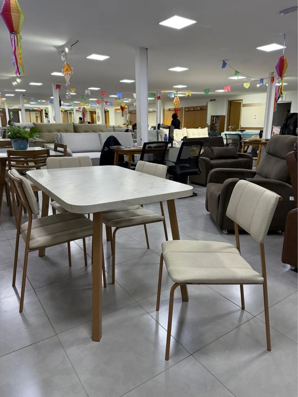 Conjunto de Mesa de Jantar com 4 Cadeiras em Aço 