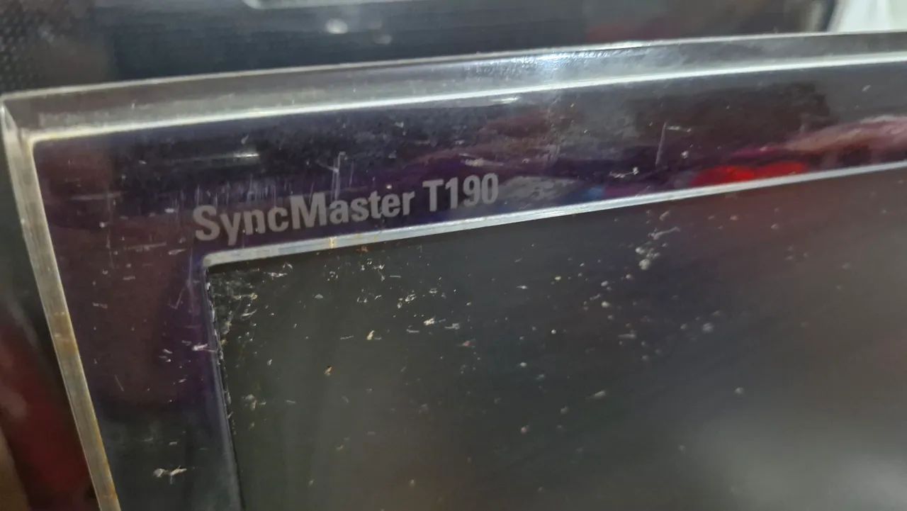 Monitor samsung T190 com defeito 65126765335170121