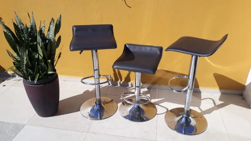 Banqueta Giratória ajustável para elevação de ar cromada, conjunto com 3. Marrom.