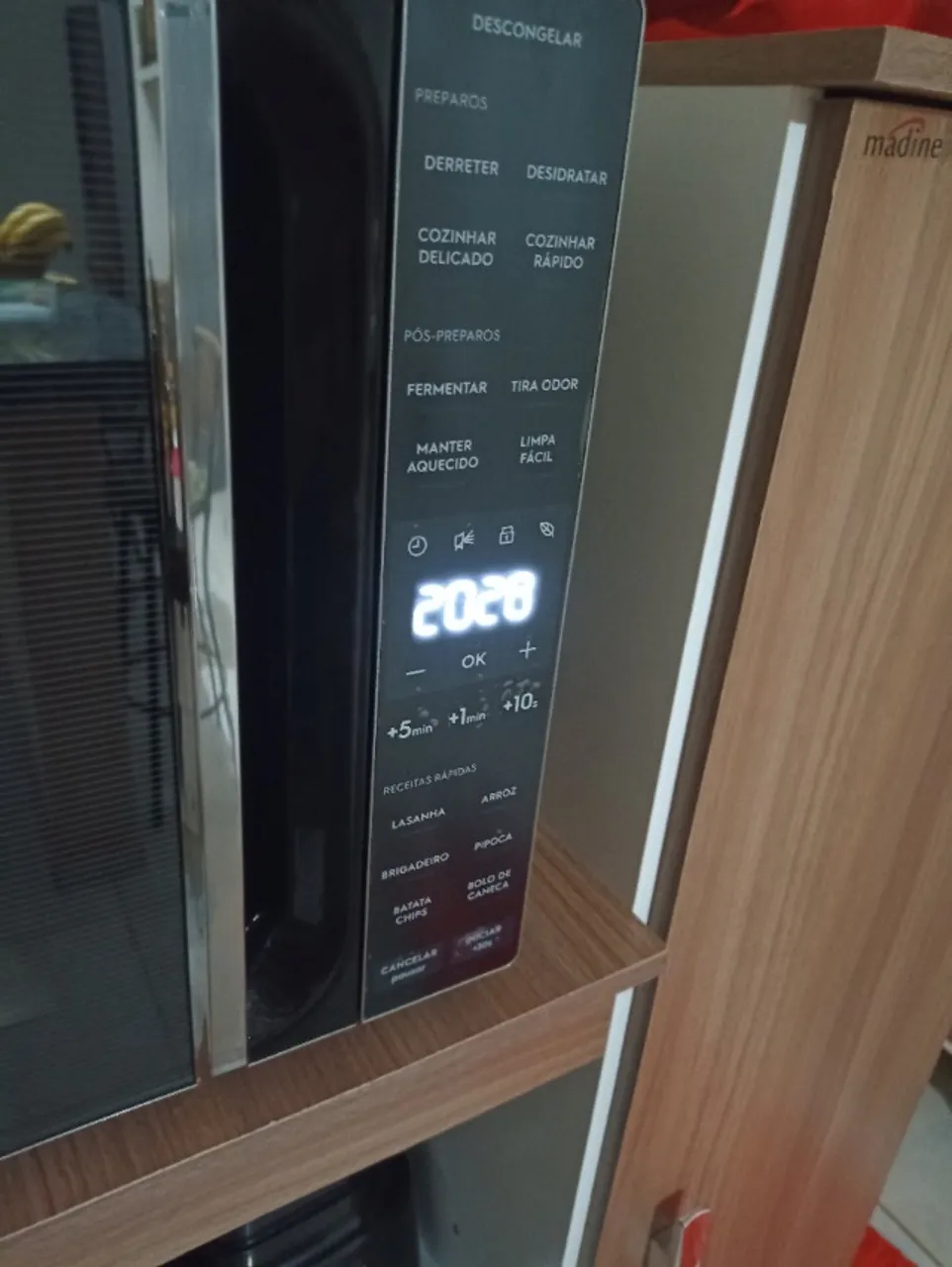MICROONDAS NOVÍSSIMO - QUASE NÃO USO- 220V -36L NO SITE MARCA É MAIS DE 1000 COM O FRETE