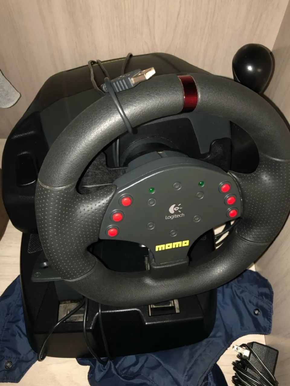 Volante Logitech Momo Racing para Consoles