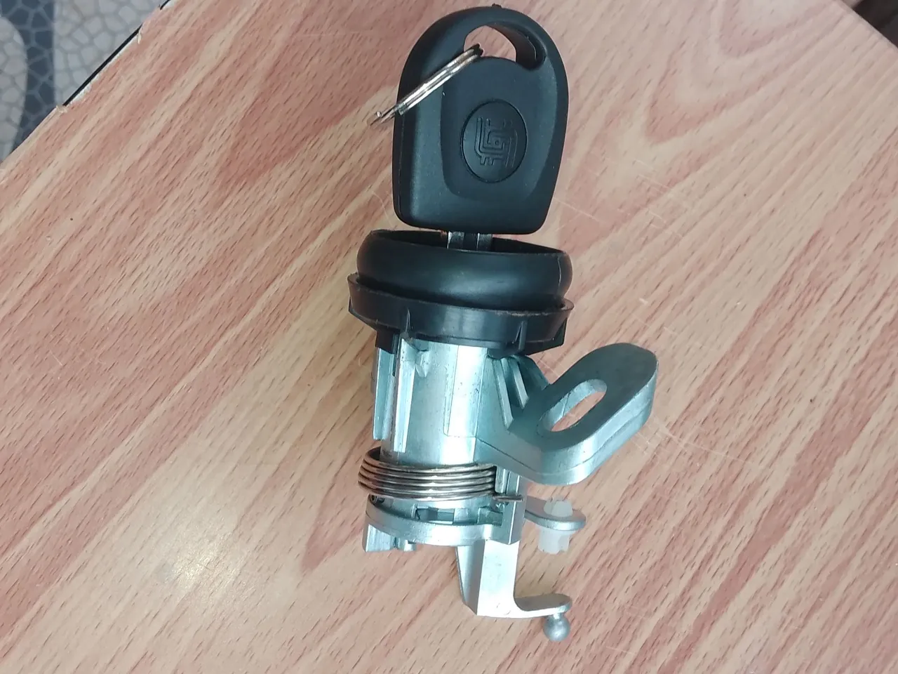 Fechadura de porta malas traseiro