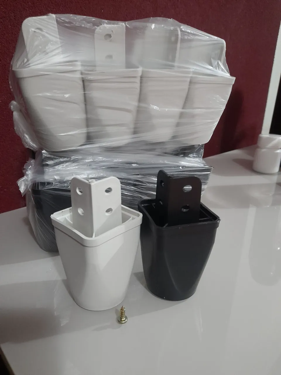 PÉS DE PLÁSTICO RIGIDO PARA GUARDA ROUPA