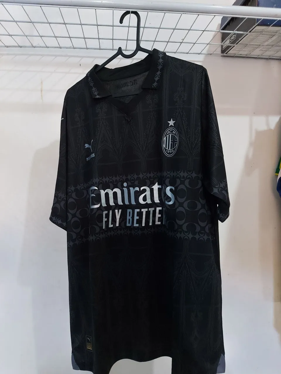 Camisa Oficial Milan 2024/2025 Puma Versão Torcedor. Tamanho GG mas vestido G