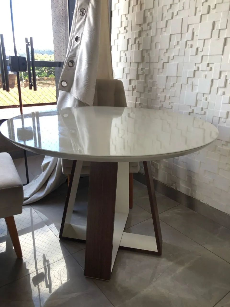 Mesa de Jantar com as Cadeiras 