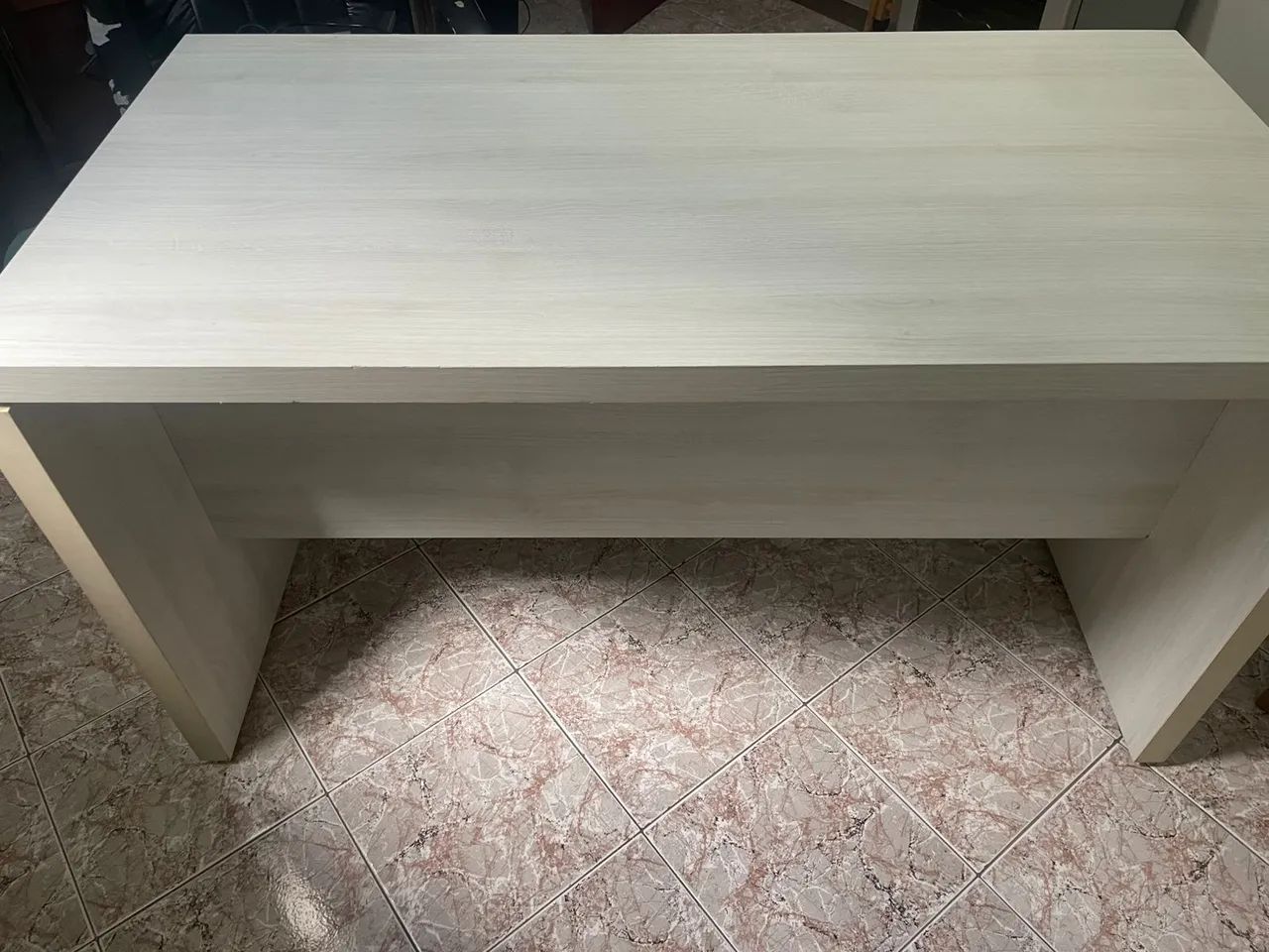 Mesa de Escritório em MDF - Grande, Moderna e Muito Conservada