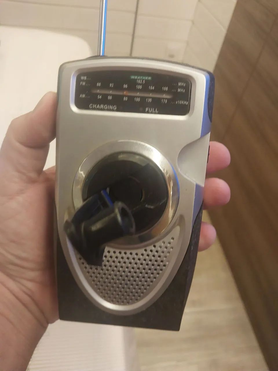 Vendo rádio manivela am fm antigo funcionando  - Foto 3
