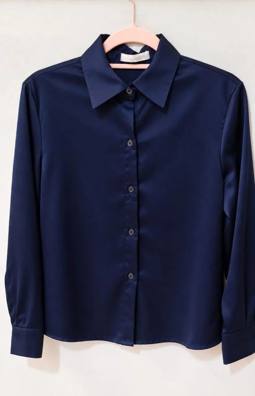 Camisas acetinadas marrom,azul e vinho - Foto 3