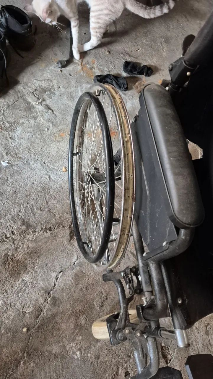 Vendo cadeira de rodas com defeitos - Foto 3