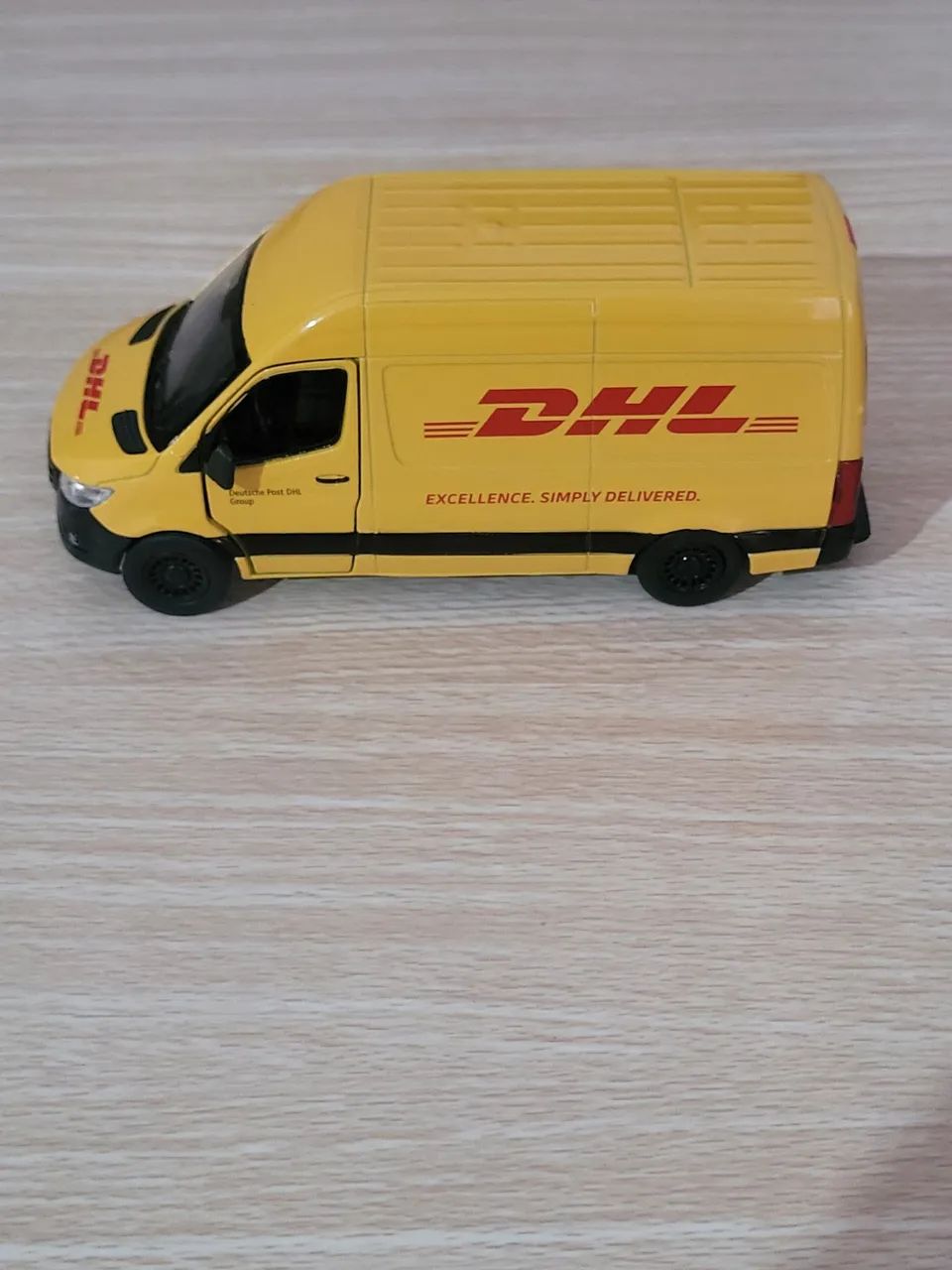 Miniatura de carro DHL - Foto 3