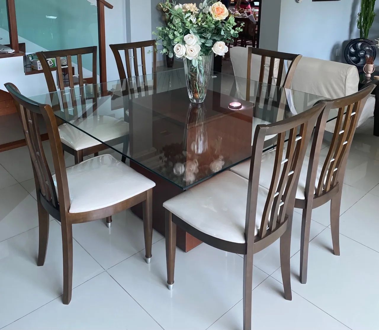 Mesa de vidro e cadeiras de madeira