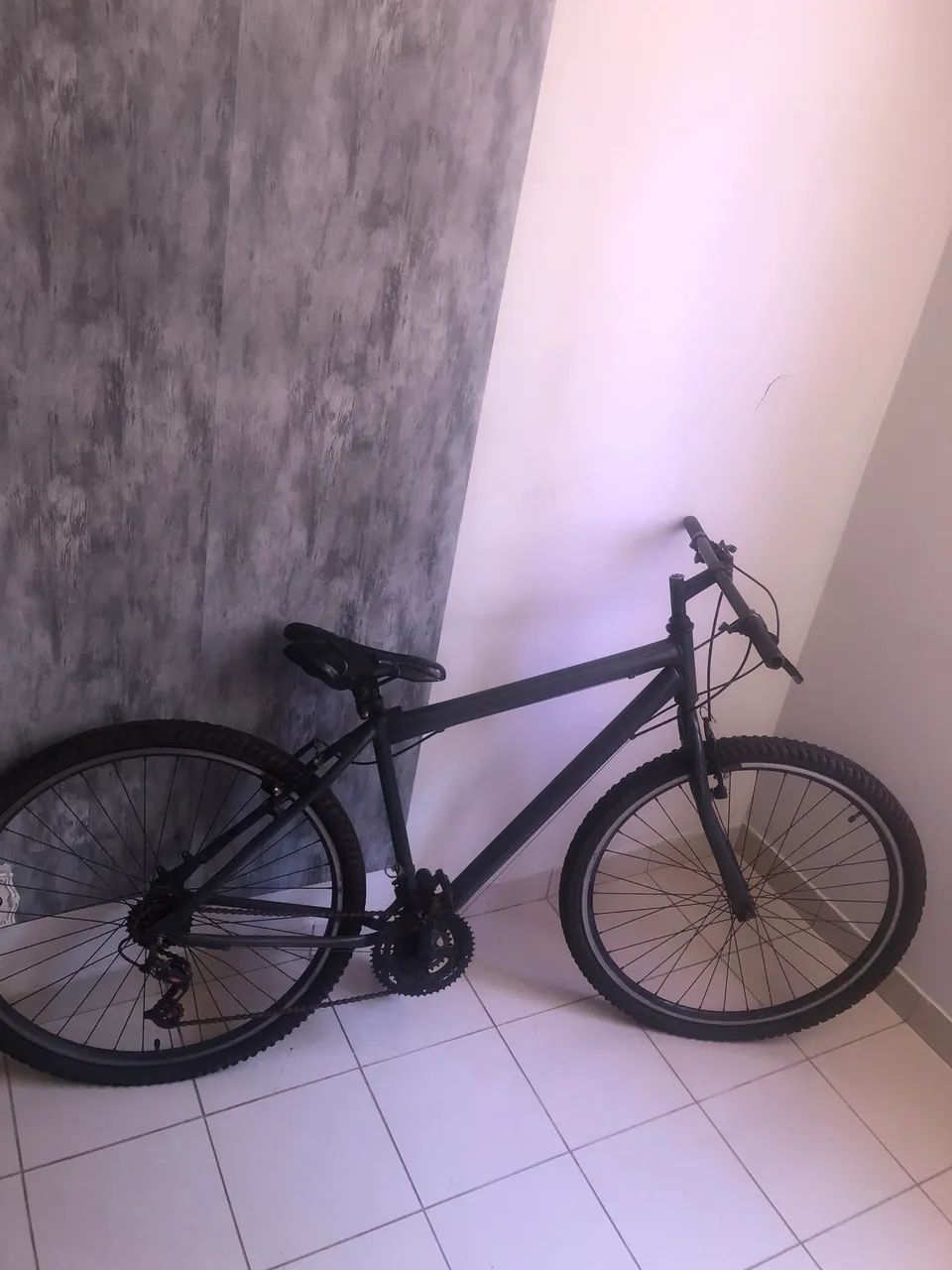 Bicicleta preta com defeito no cubo e no freio 