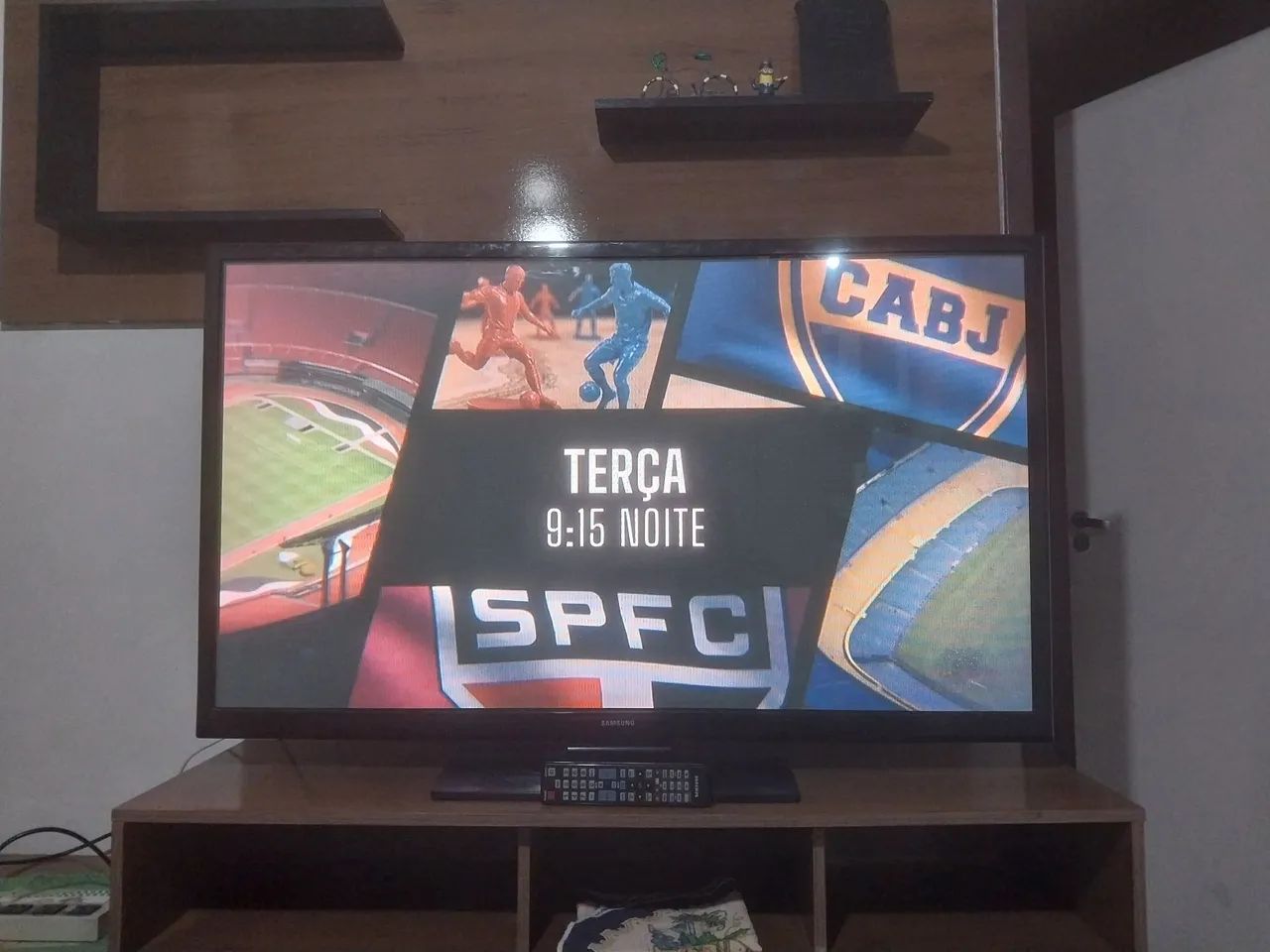 Vendo TV de 55 polegadas,controle original mas suporte novo na caixa