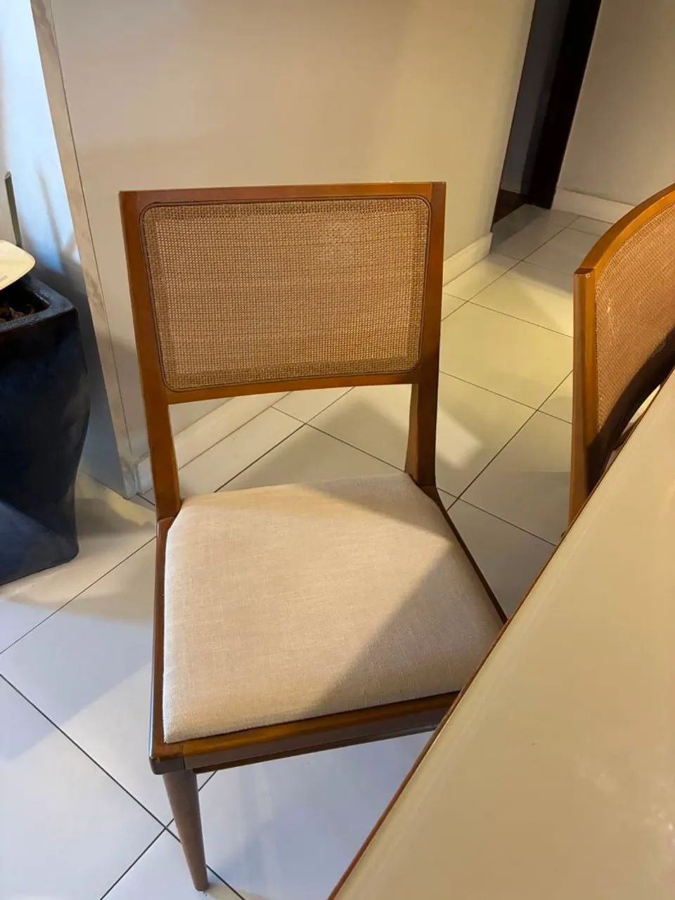 Vendo mesa de madeira com tampo de vidro e 6 cadeiras. - Foto 3