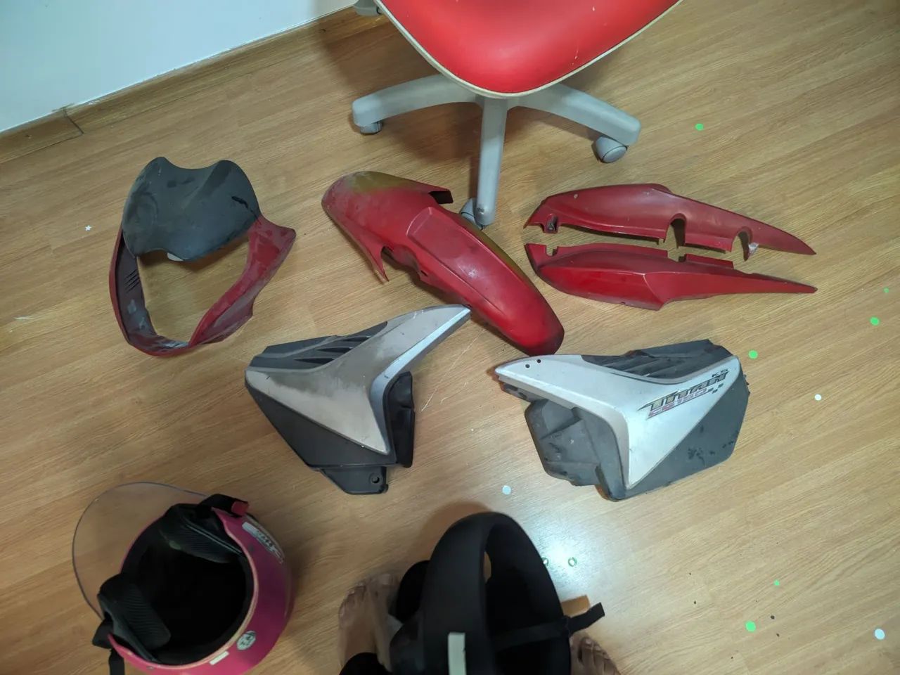 Roupa da Titan 2010 e dois capacetes 