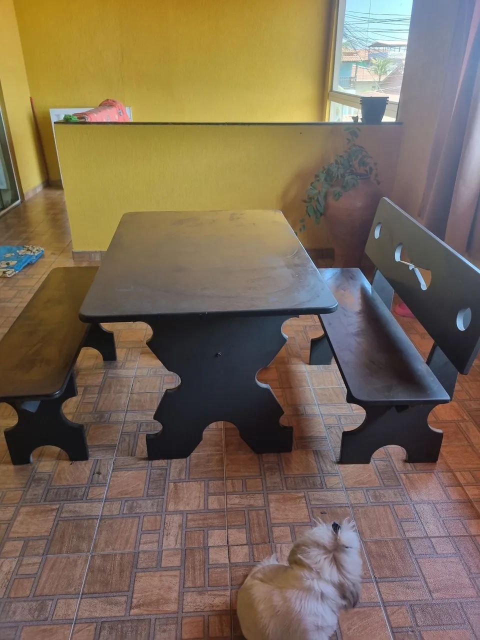 Mesa de ardosia com 2 bancos 
