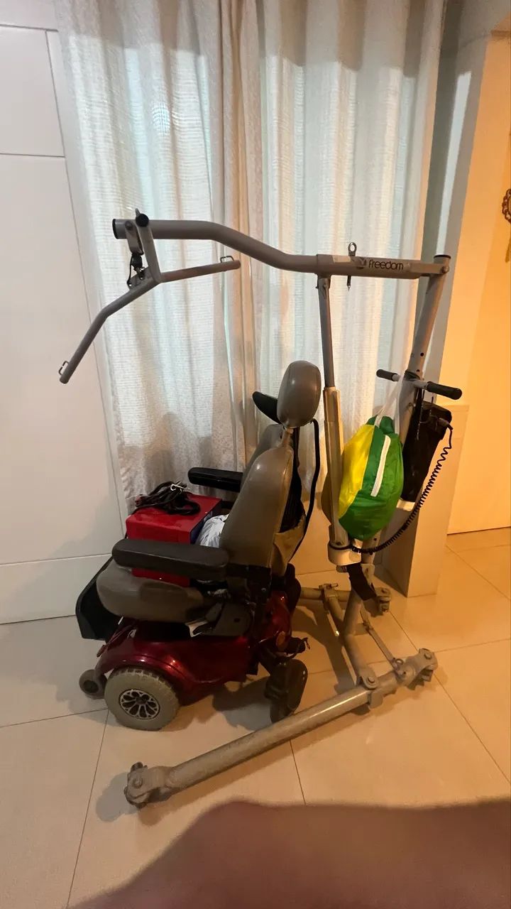 Cadeira de rodas motorizada com guincho elevador  - Foto 4