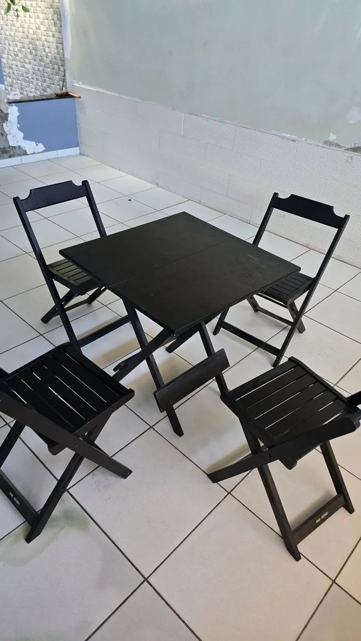 Mesa de madeira com 4 cadeiras