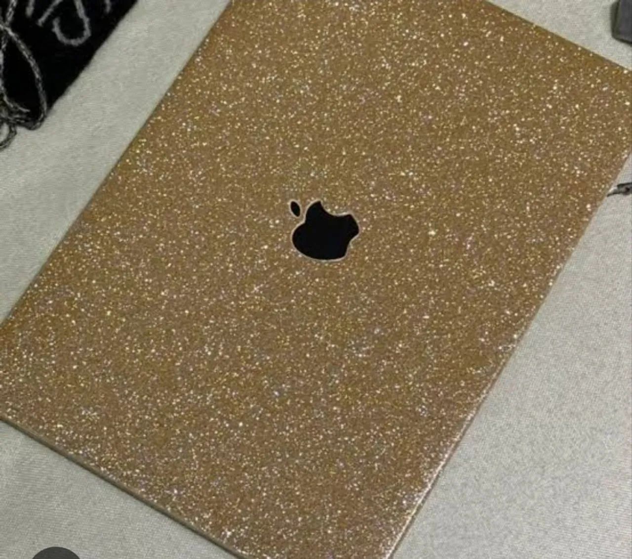 CAPA PARA MACBOOK COM GLITTER DOURADA - Foto 2