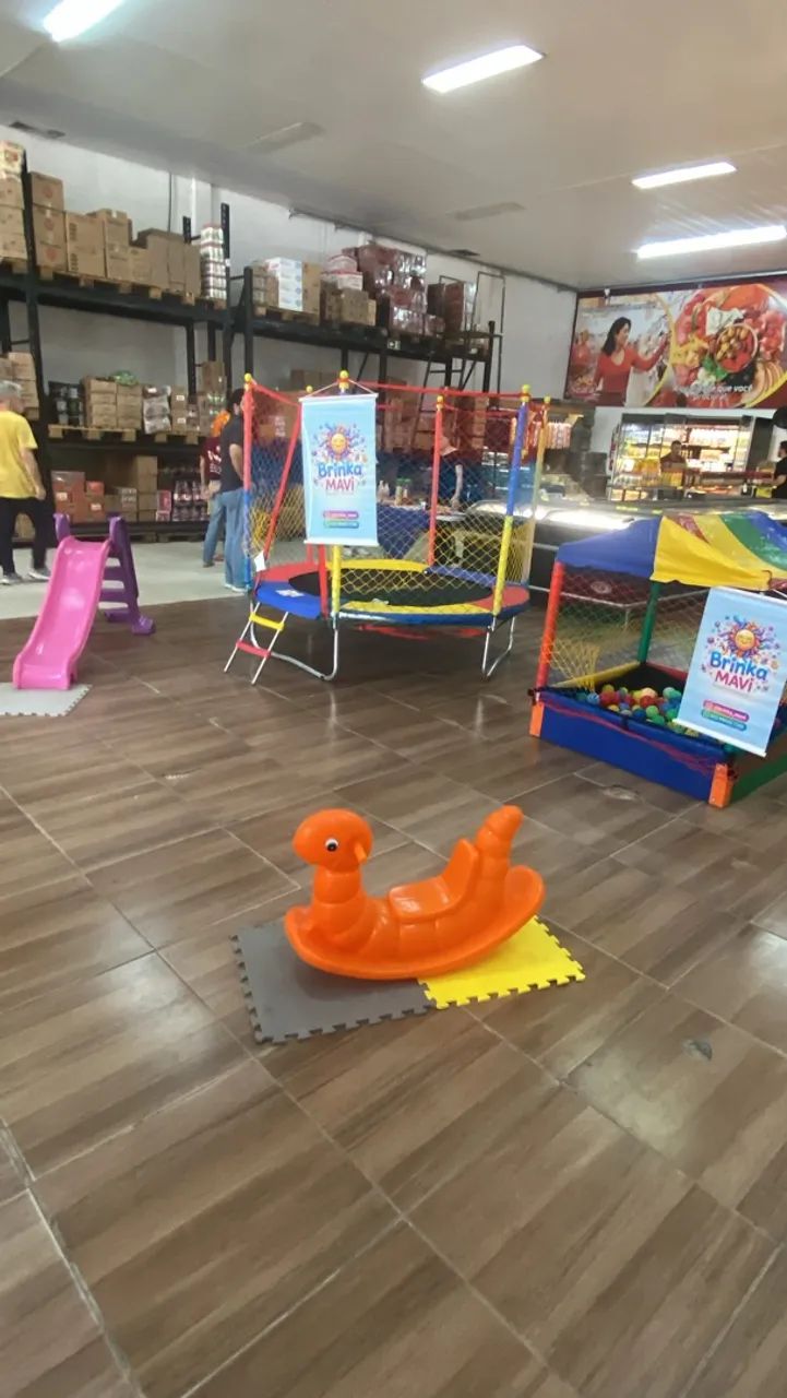 Casinha de bolinha e pula pula 