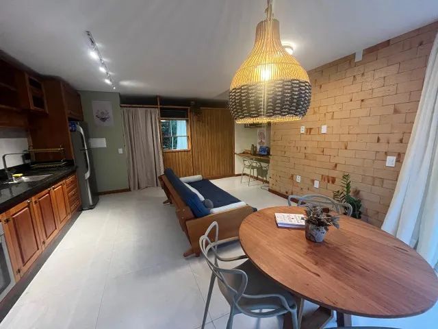 Apartamento rústico térreo com jardim com aquele charme de casa.   - Foto 2