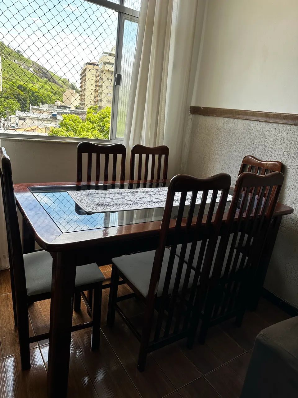 Mesa com 6 cadeiras