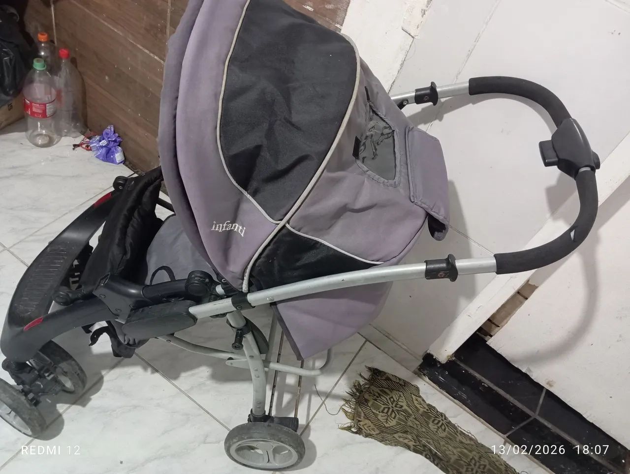 Vendo carinho de bebê usando 