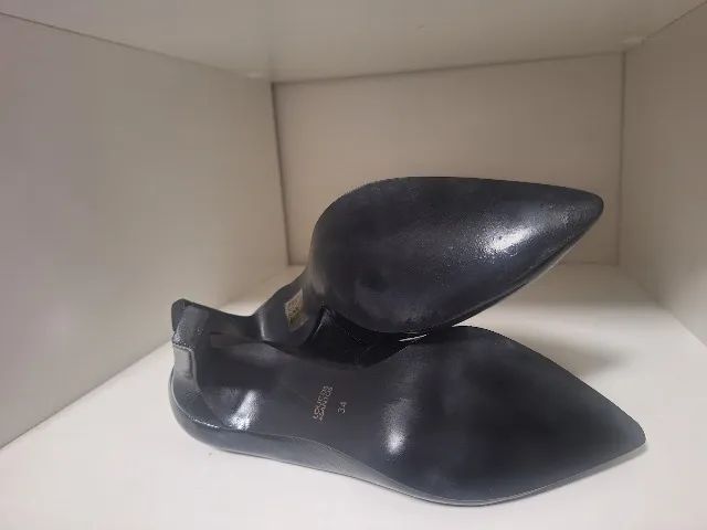 Sapato Scarpin Loucos e Santos Preto Tam 34. Excelente Estado - Foto 4
