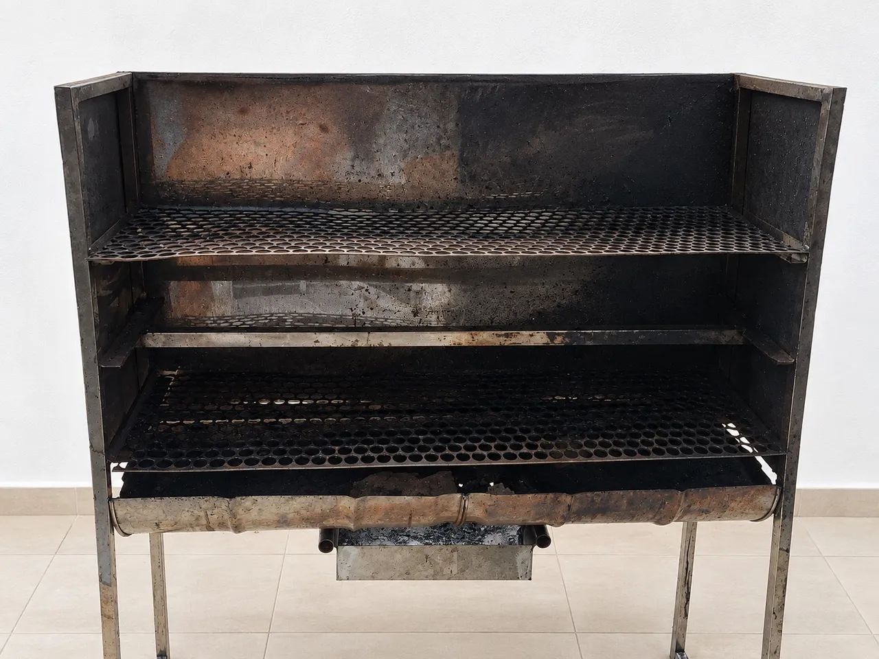 VENDE-SE CHURRASQUEIRA DE 1,5 METRO - Foto 2