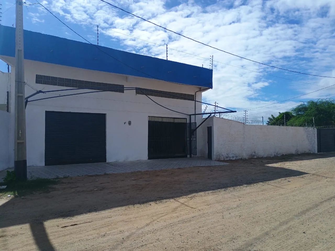 GALPÃO COMERCIAL COM GARAGEM