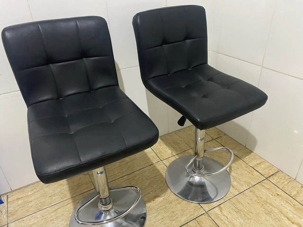 Vendo 2 banquetas no couro preta de  alumínio