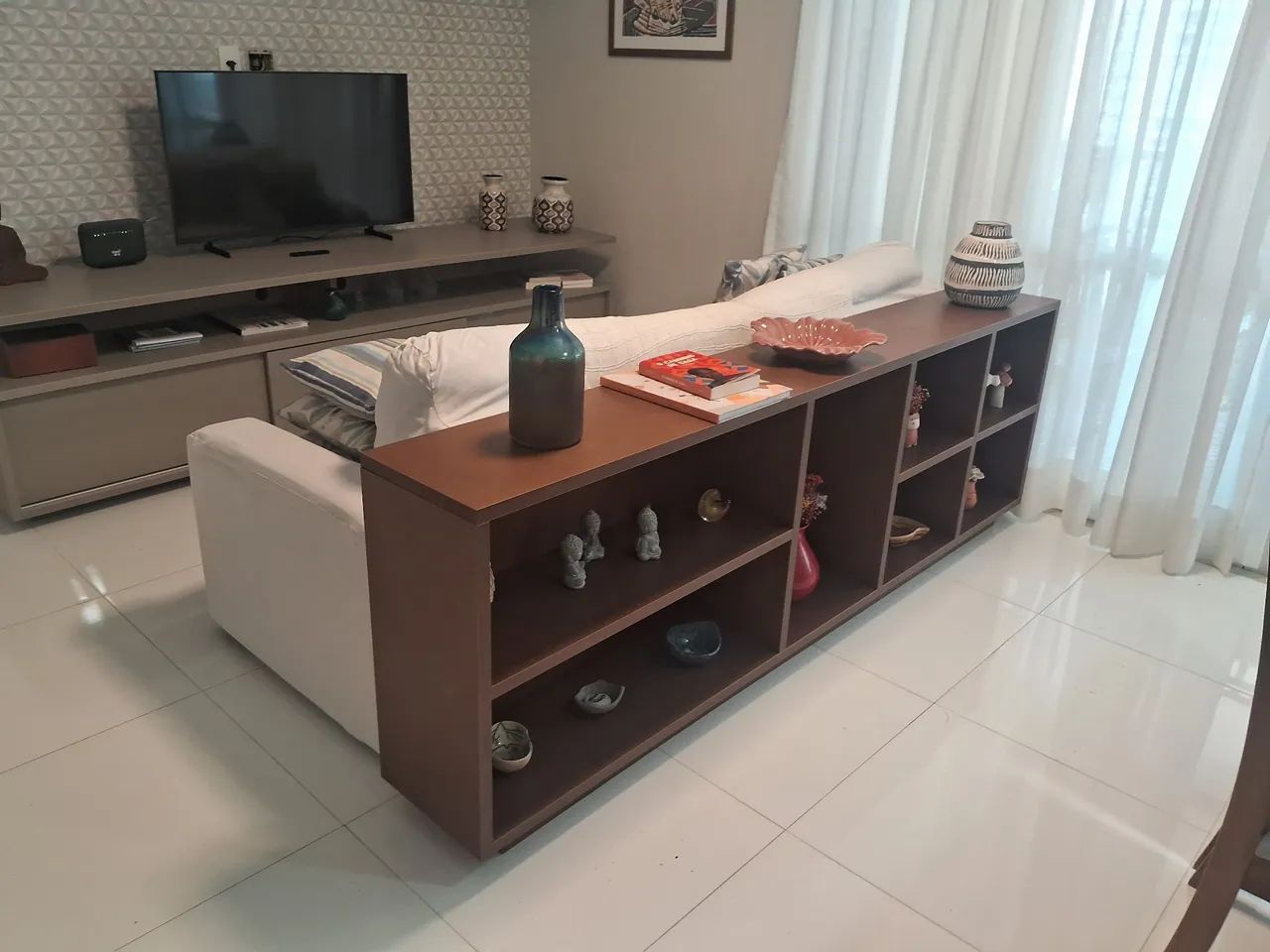 Vendo mesa com 6 cadeiras e aparador - Foto 2