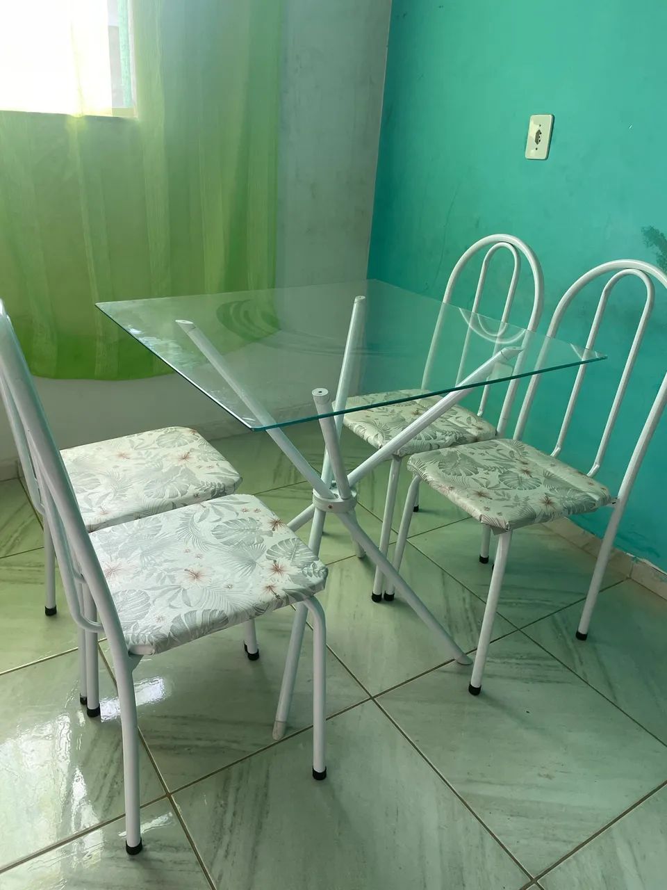 Vende-se mesa de vidro com 4 cadeiras 