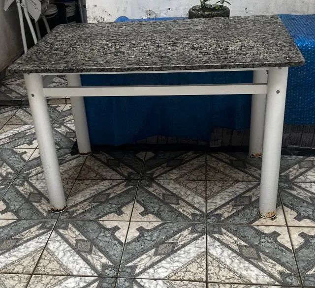 Mesa com 4 cadeiras 