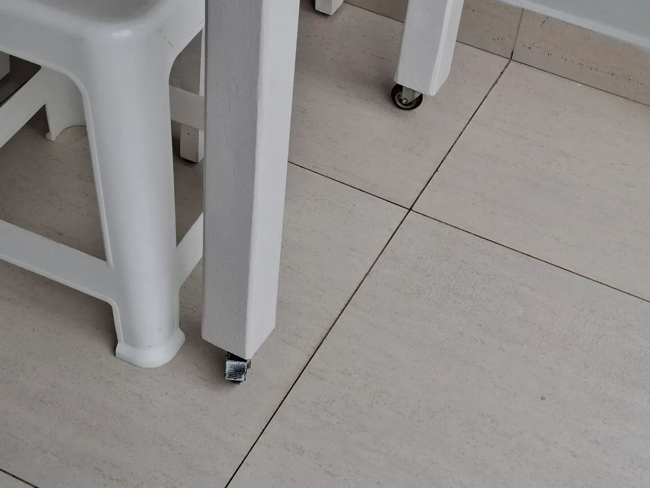 Mesa em madeira com 7 cadeiras - Foto 5