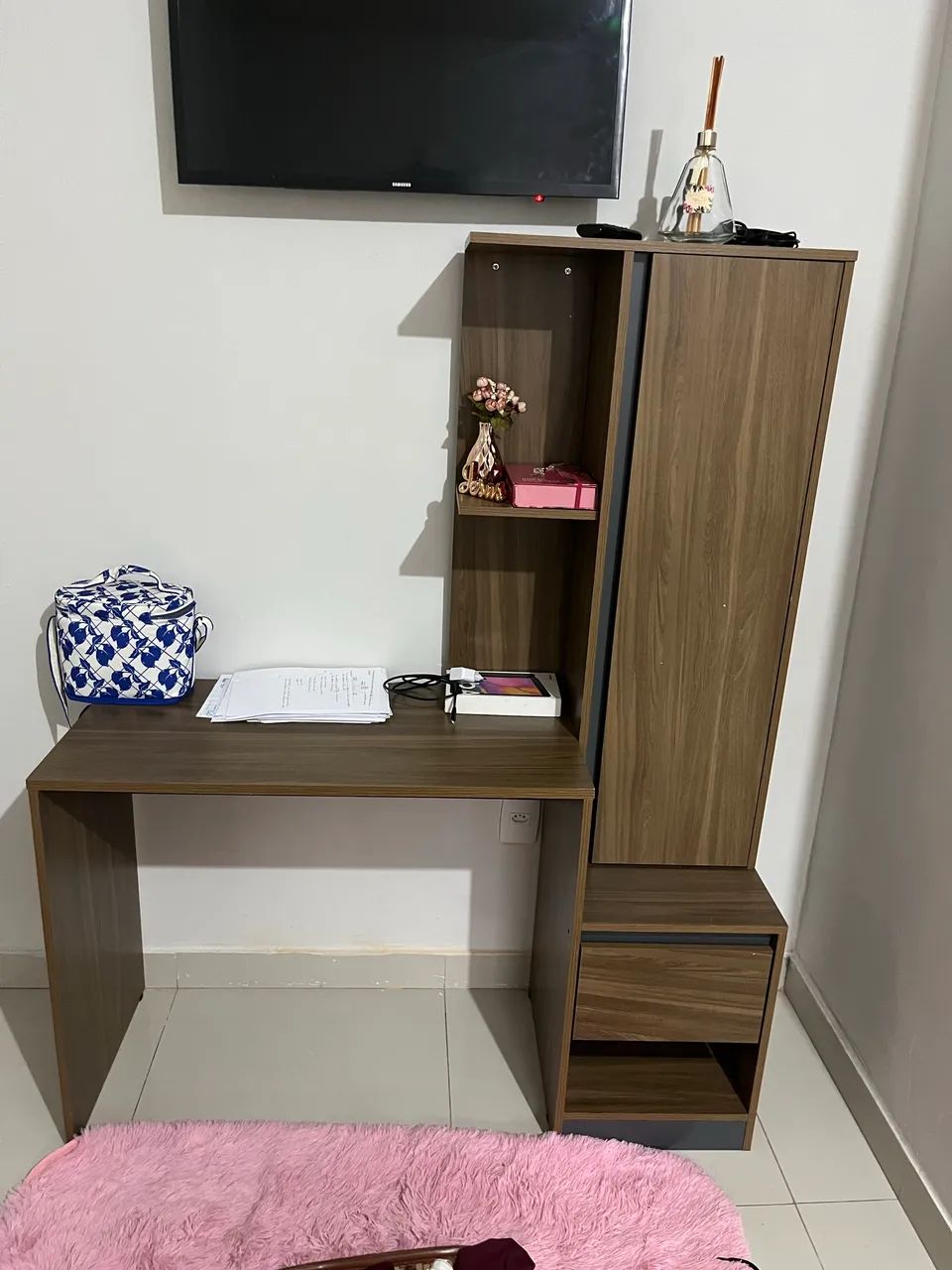 Mesa escrivaninha com armário 
