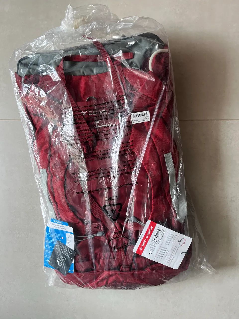 Mochila Osprey Ariel AG 65 vermelha - Foto 4