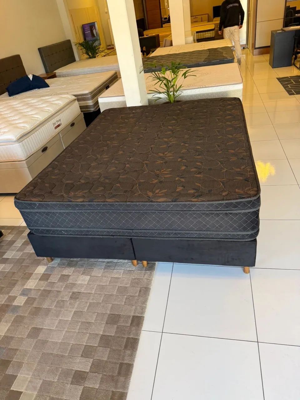 Cama de casal queen Seminova D33