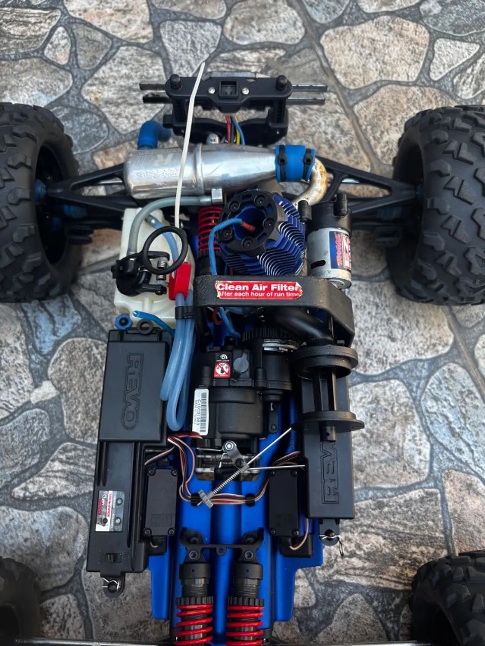 Carrinho RC Traxxas Revo - Foto 2