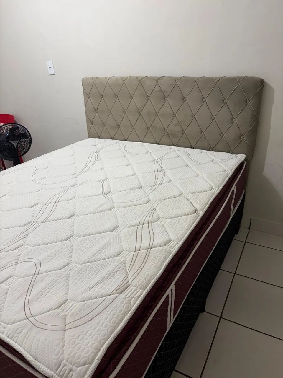 Cama queen com cabeceira 
