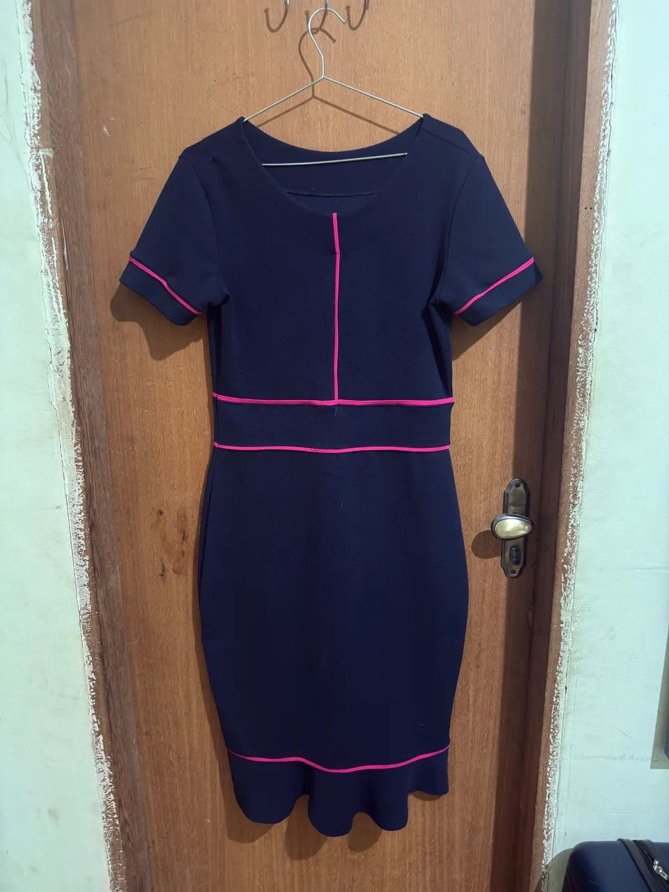 Vestido azul com detalhe rosa