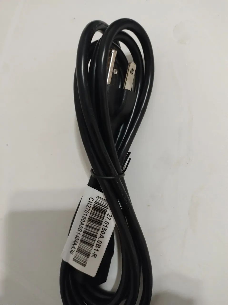 Cabos  HDMI , VGA, força, rede, tipo C.